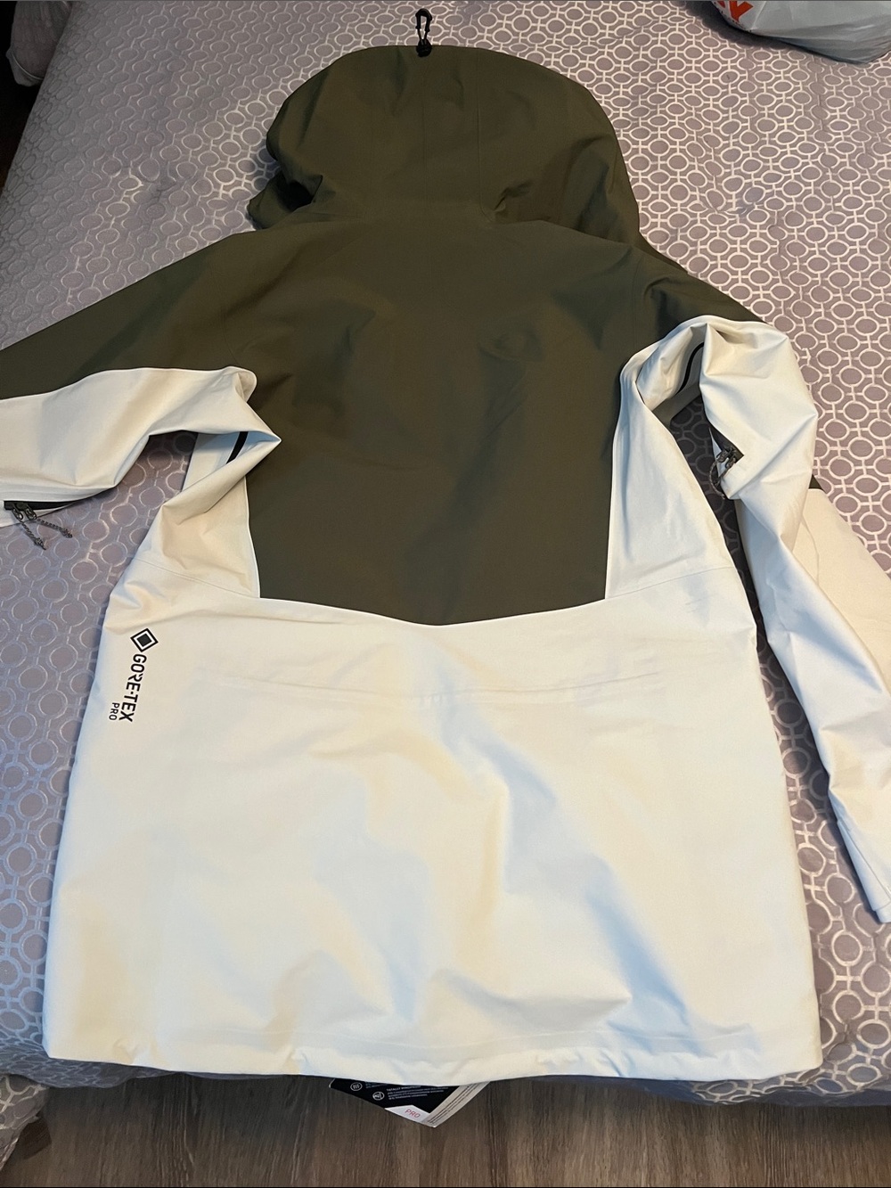 Salomon Women’s Hooded Ski Jacket in Light Gray & Olive - Picture 10 of 12